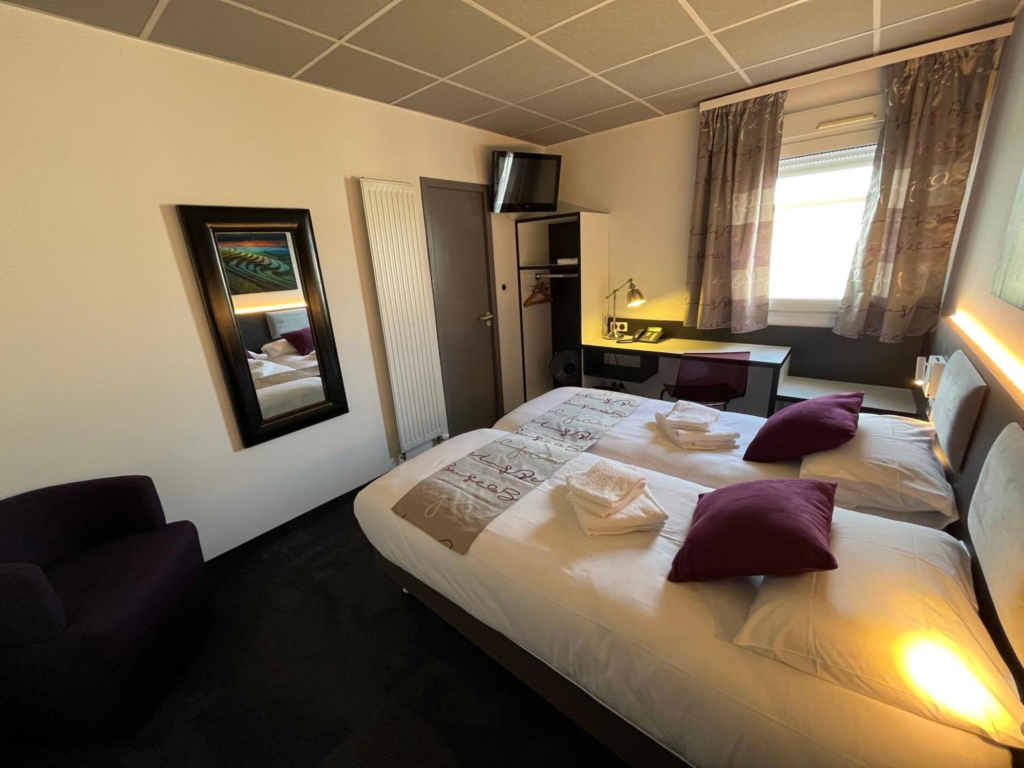 Brit Hotel Le Везуль Экстерьер фото