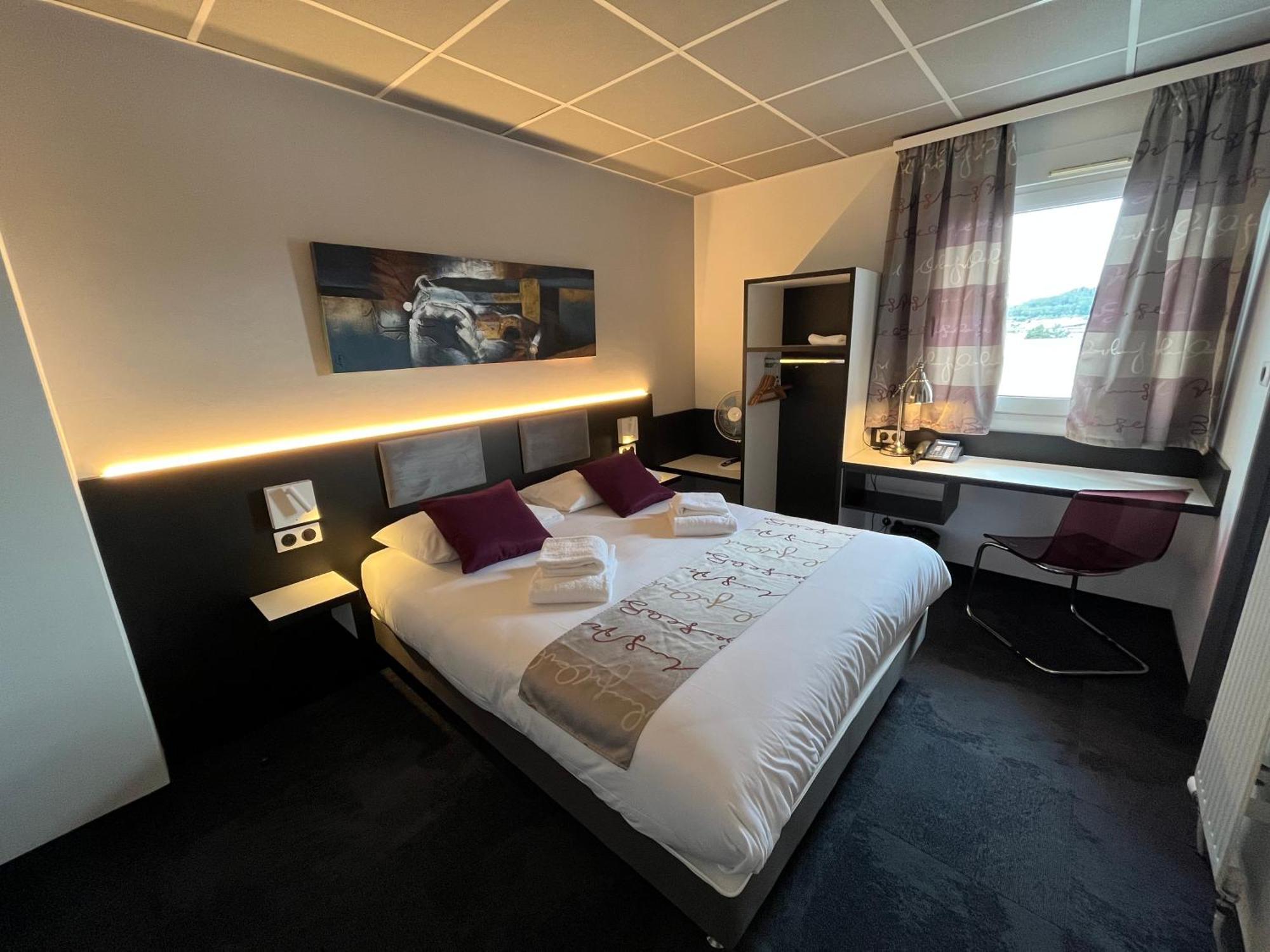 Brit Hotel Le Везуль Экстерьер фото