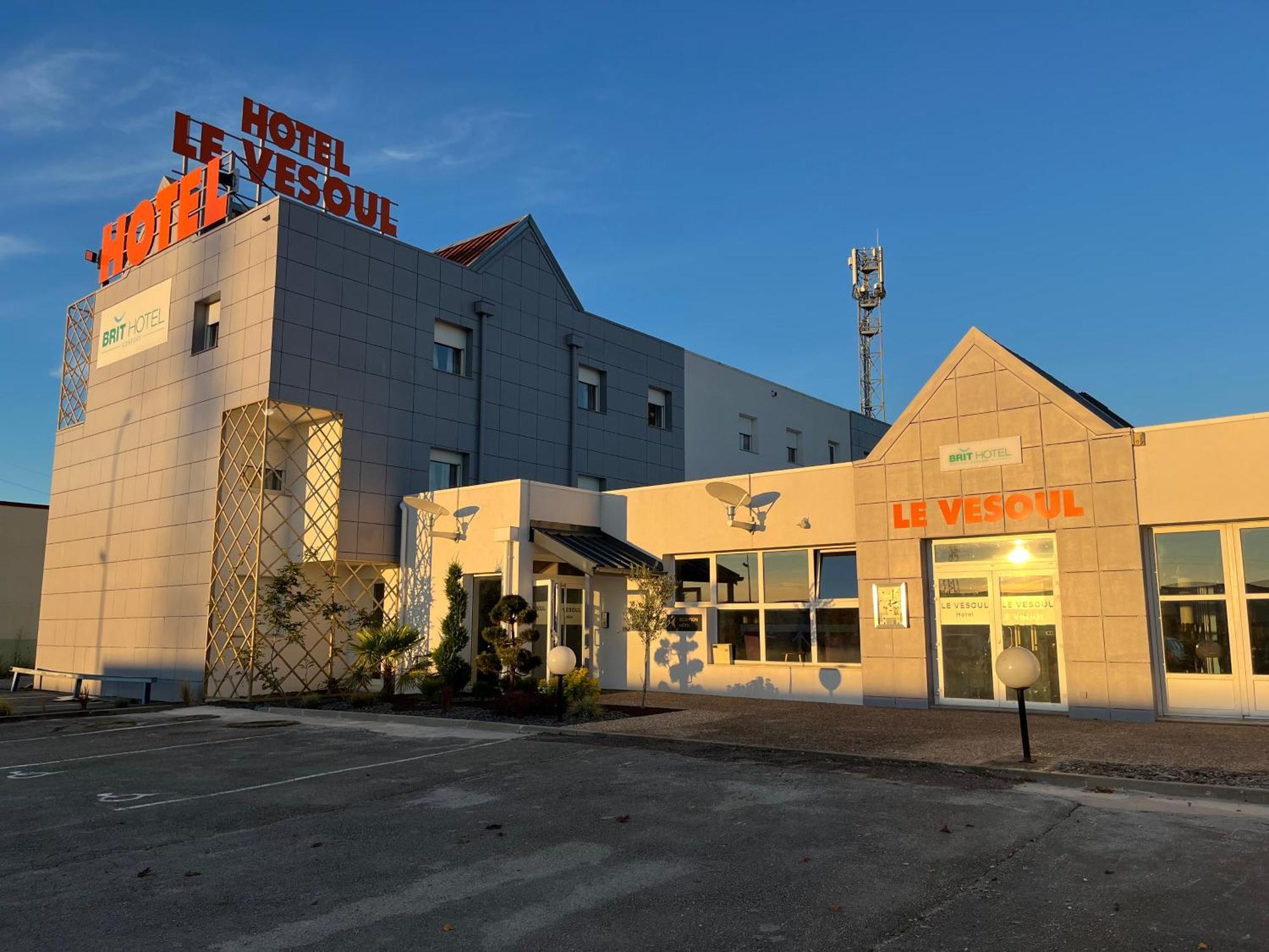 Brit Hotel Le Везуль Экстерьер фото
